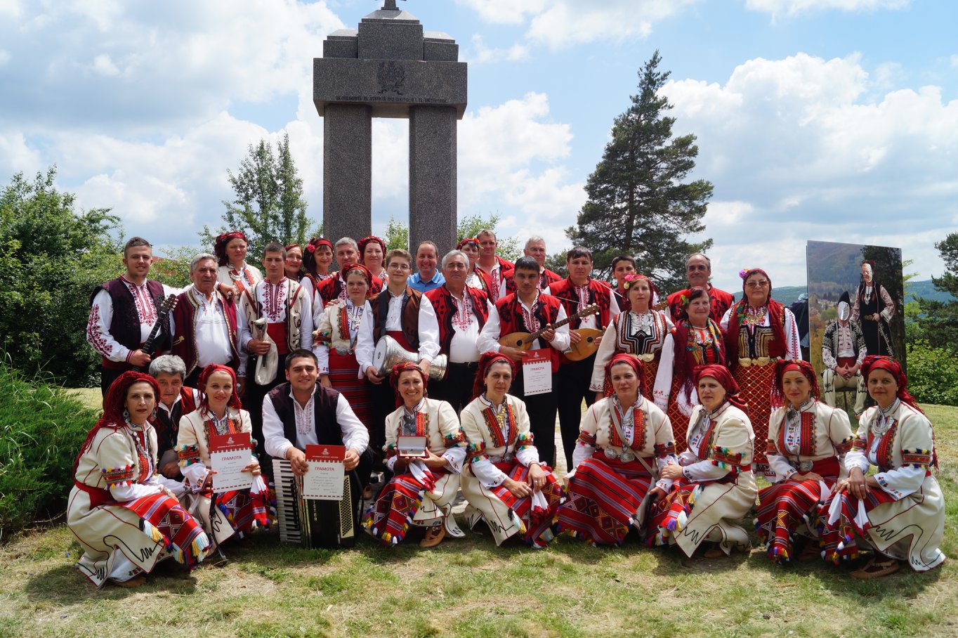 Самодейци от Добринище участваха на Фолклорен празник на Бистрица