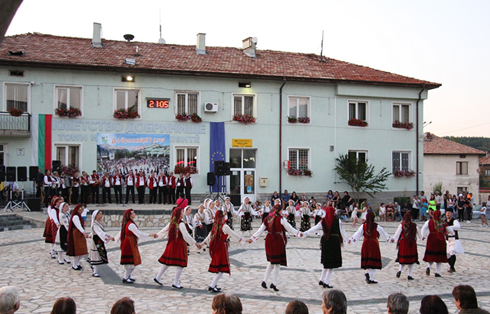 Пъстра феерия от хора, танци и песни в Добринище
