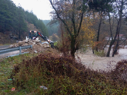 Овладяха скъсаната дига на Глазне край село Баня