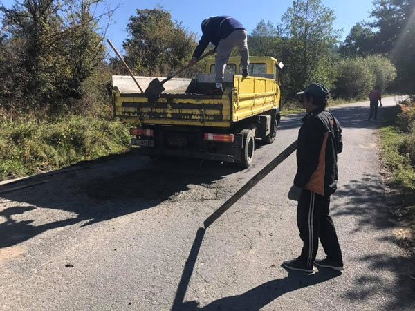 Хора от Добринище сами изкърпиха дупките по пътя Добринище - хижа Гоце Делчев